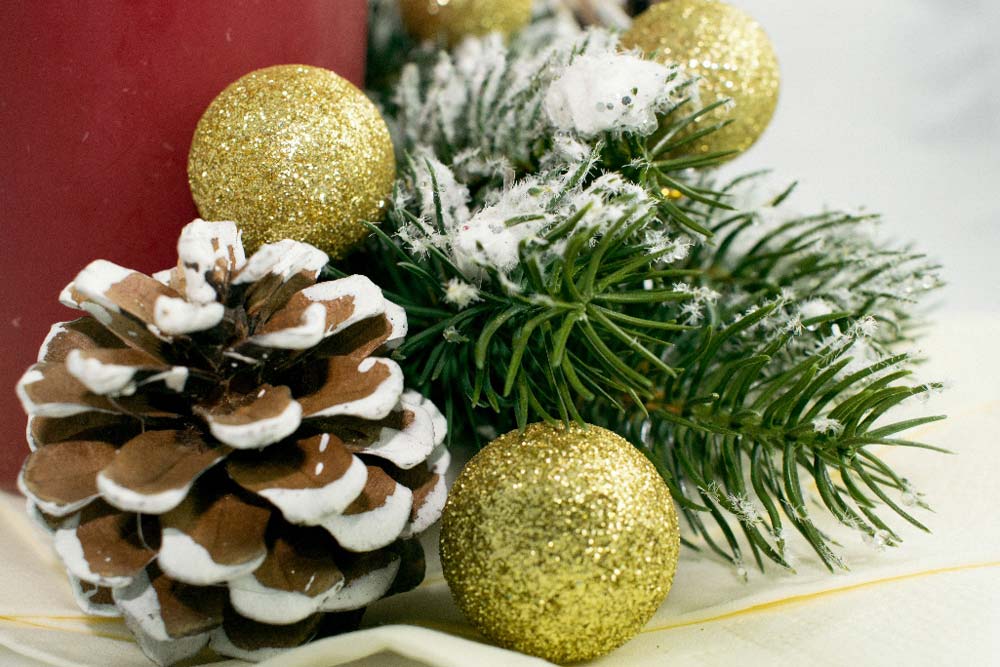 Tannenzapfen sind ein beliebter Weihnachtsschmuck.