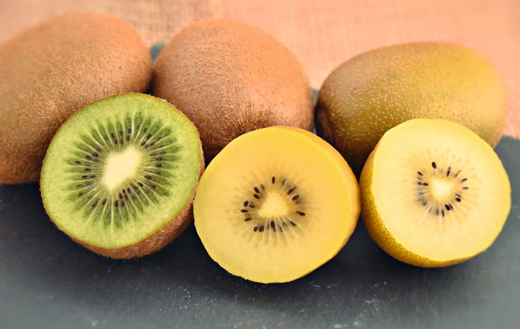 Grüne und gelbe Kiwifrüchte