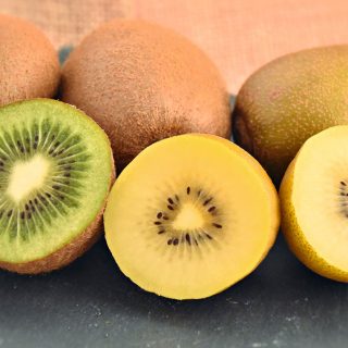 Grüne und gelbe Kiwifrüchte