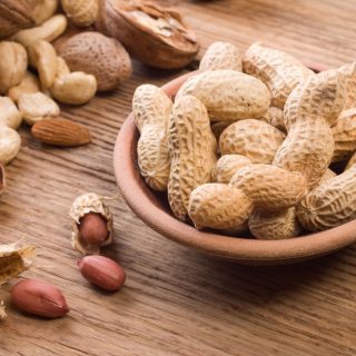 Nussmischung und Erdnüsse