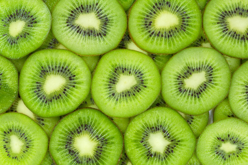 Grüne Kiwifrüchte in Scheiben
