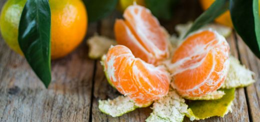 Grüne Mandarinen mit reifem Fruchtfleisch